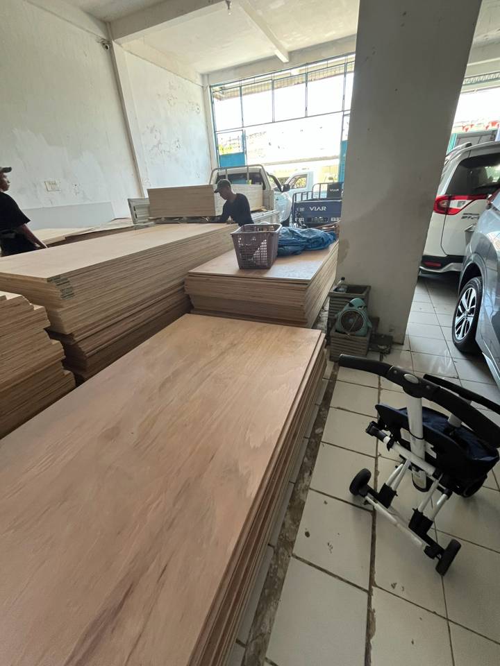 Proses pemuatan barang - Anugrah Plywood Surabaya